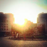 Solen stiger över Europaparlamantet och lägger Place Luxembourg i solljus på måndagsmorgonen.
