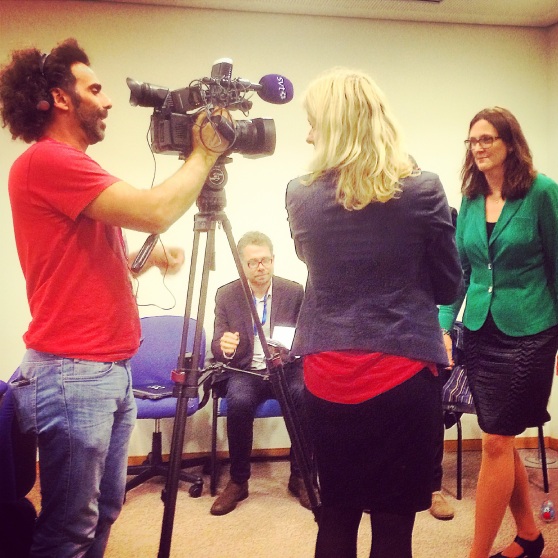 Malmström intervjuas av SVT.