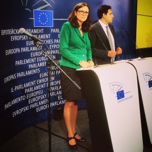 Malmström möter internationella pressen. 