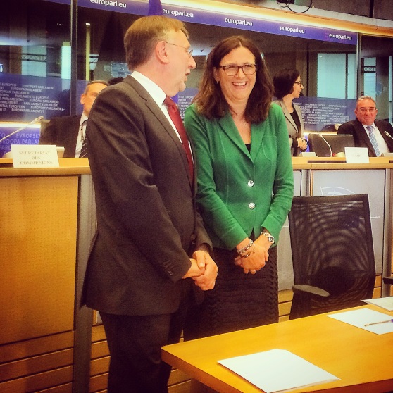 En avslappnad och glad Malmström småpratar med utskottets ordförande Lange som i förväg hyllat Malmström. 