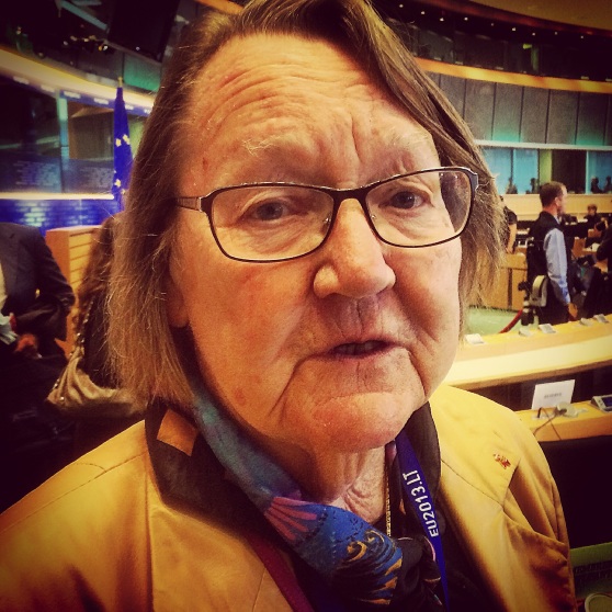 Veteranen Marit Paulsen (FP) har kommit för att lyssna på sin partikamrat i hearingen även om hon inte sitter i utskottet. 