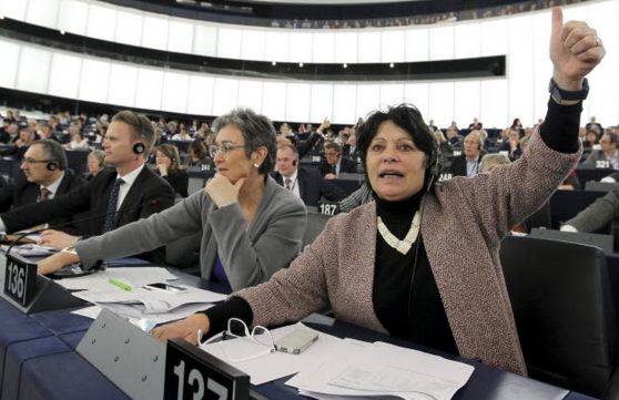 Michele Rivasi i Gröna Gruppen gör tummen upp Foto © European Union 2014 - EP